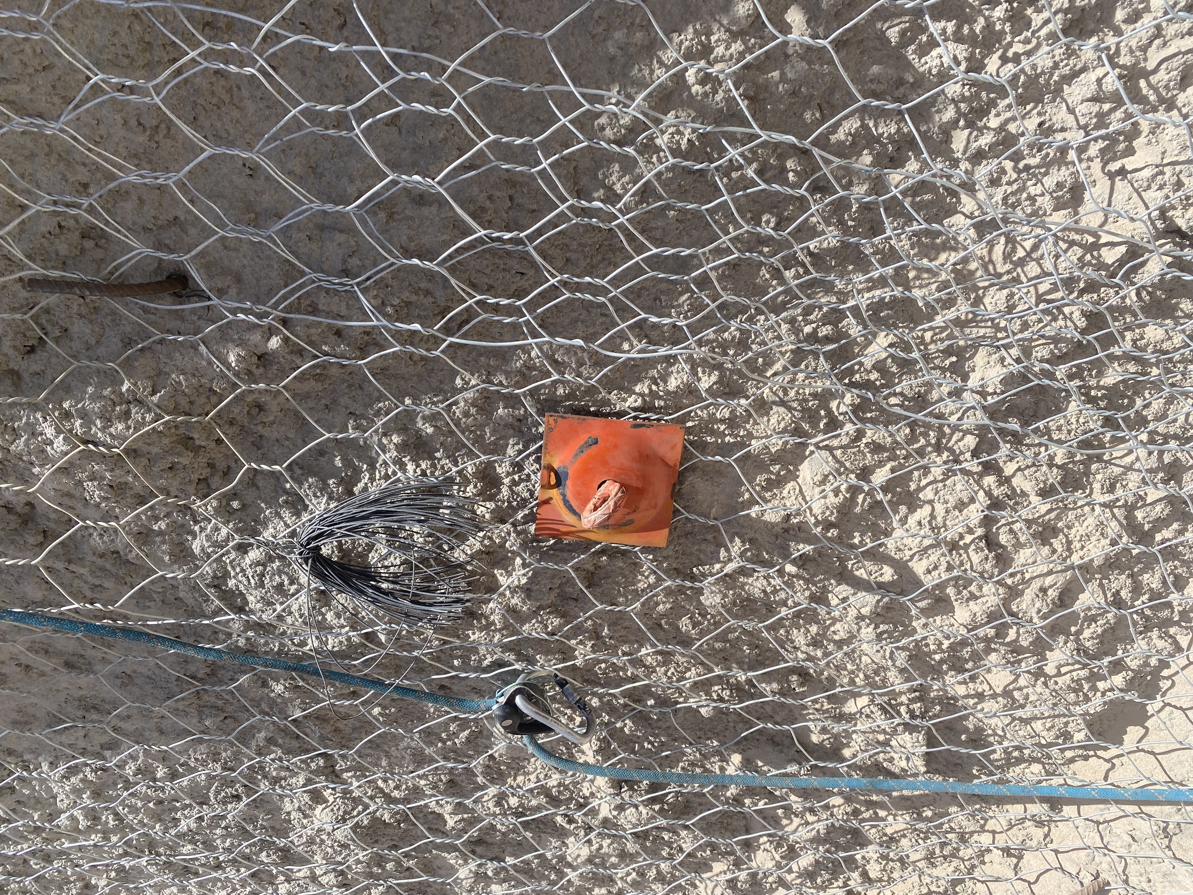 ANCLA Y PLACA PARA FIJAR MALLA